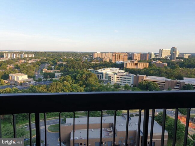 Foto del edificio - 3705 S George Mason Dr