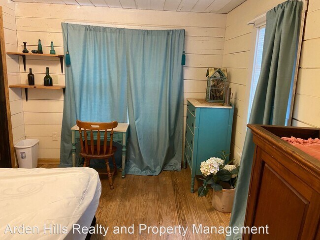 Building Photo - 1 br, 1 bath House - 409 W. Main Guest House