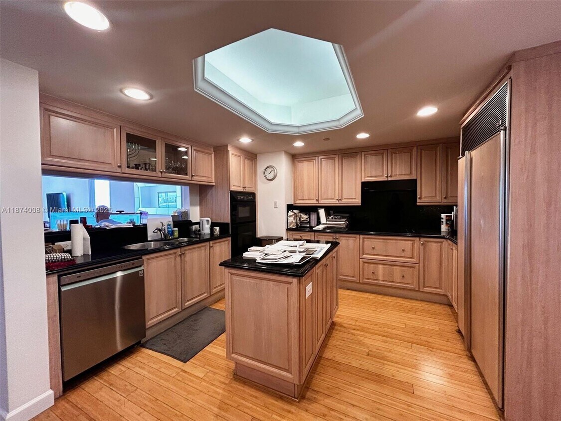 Foto principal - 9559 Collins Ave