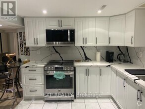 Building Photo - 8 Cluett Dr