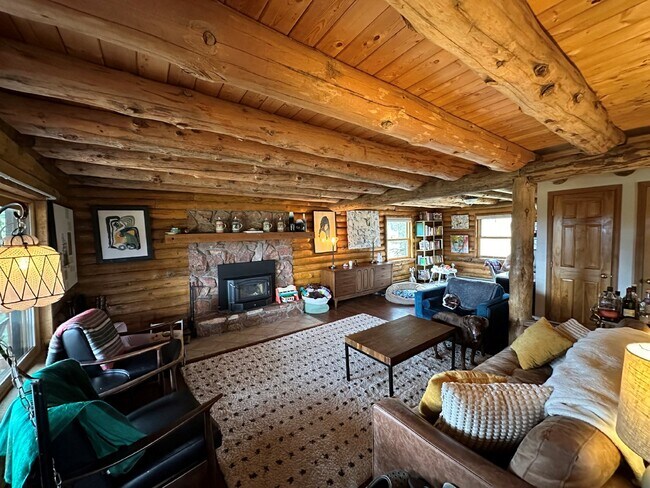 Building Photo - "Charming 3-Bed, 3-Bath on Bear Mountain"