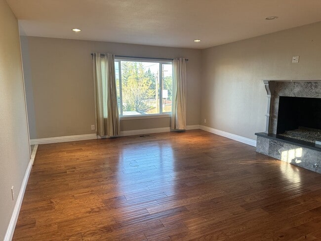 Building Photo - Great 3 bed / 2 bath home near the Oakland...