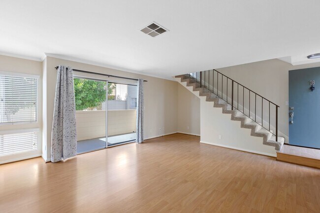 Foto del edificio - Excellent 1 Br 1Ba with Den in a Well Kept...