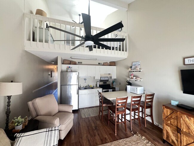 Foto del edificio - Walk to the Beach! Two-bedroom condo in Myrtle Beach. Adjacent to Beach Access!