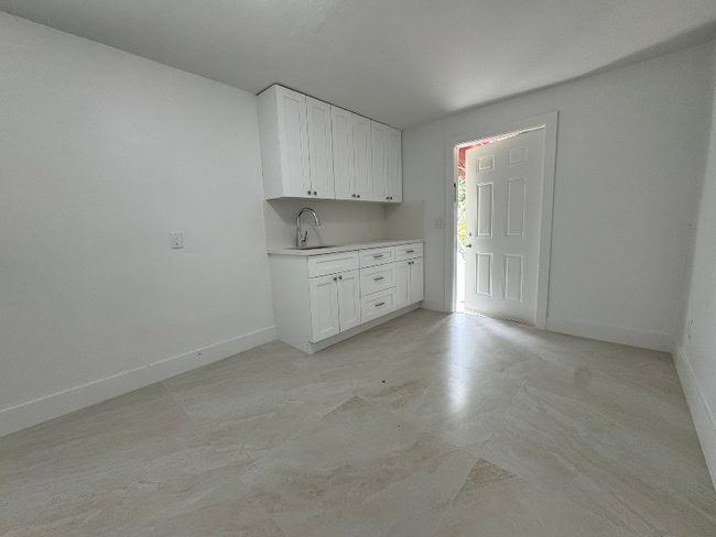 Foto del edificio - 4471 SW 1st St