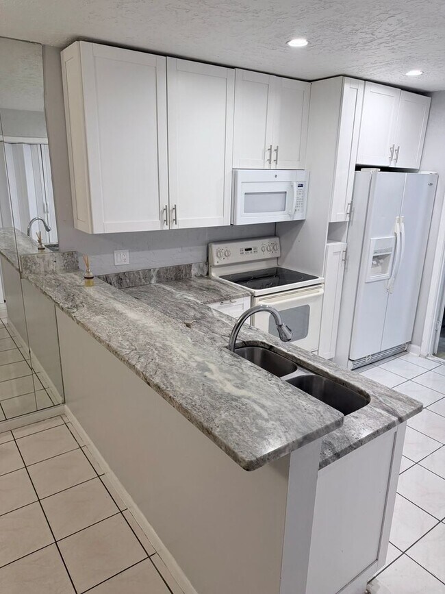 Building Photo - 8728 Jasmine Pond Dr