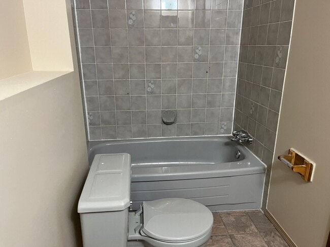Building Photo - 3 Bed 1.5 Bath Unit in Red Deer, AB