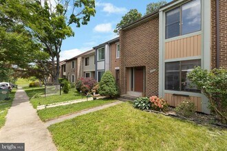 Building Photo - 2813 Cambridge Dr