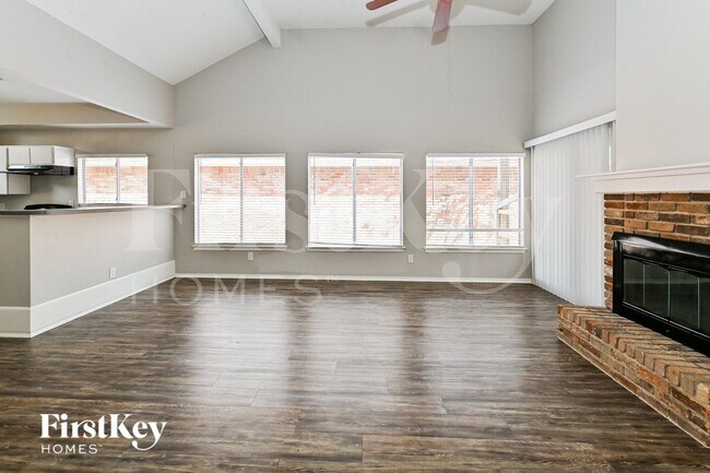 Foto del edificio - 11811 Meadowchase Dr