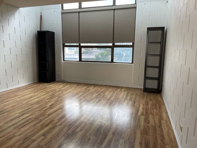 Building Photo - Move in Ready! Spacious 2/1 in town!