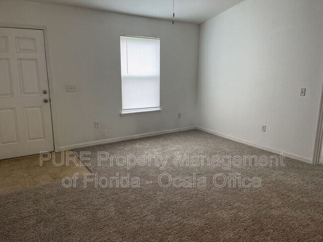 Building Photo - 213 Oak Ln