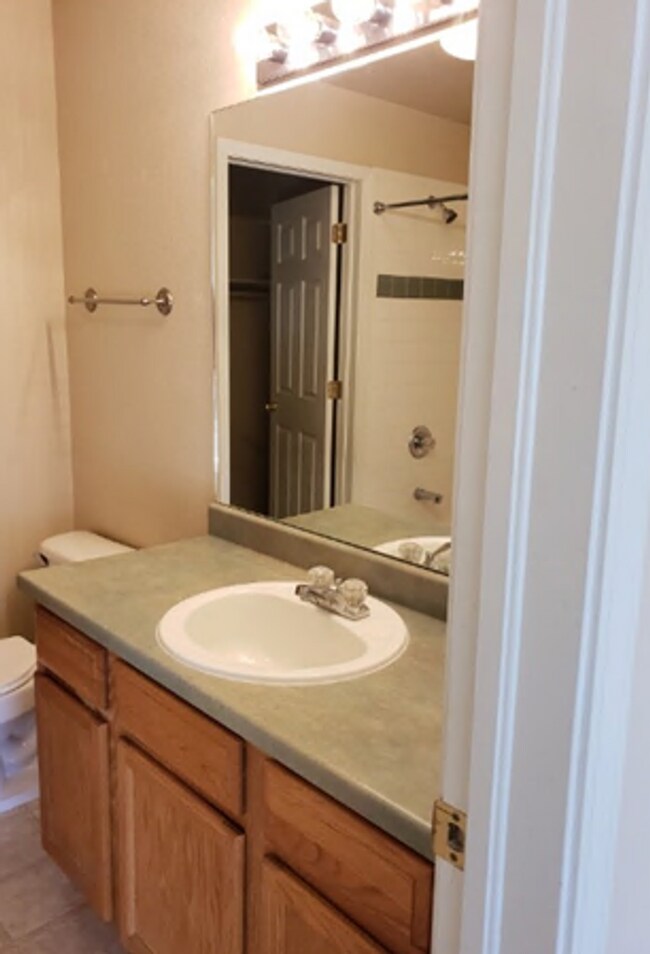 Foto del edificio - 2 Bedroom condo in desirable Powers Corridor area!