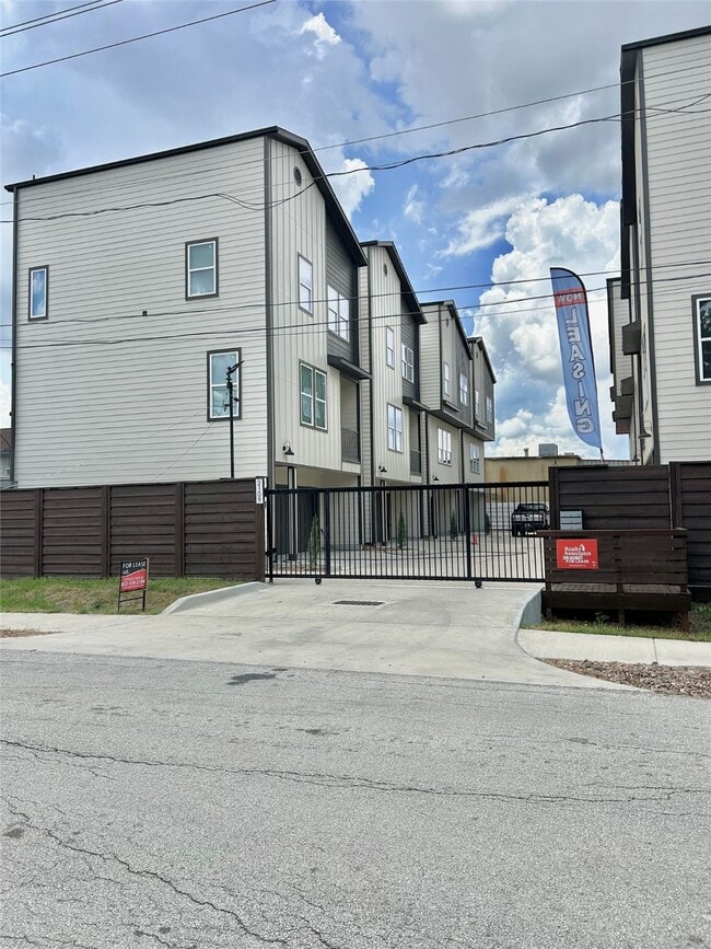 Building Photo - 2109 Marnel Rd