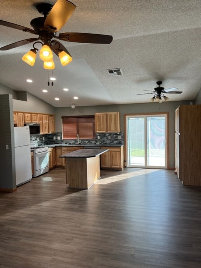 Building Photo - Nice home in Lemoore