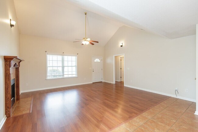 Building Photo - Luxurious 3 Bed/2 Bath Home with Modern Am...