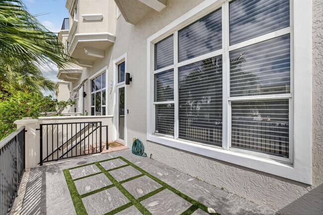 Foto del edificio - 508 N Birch Rd