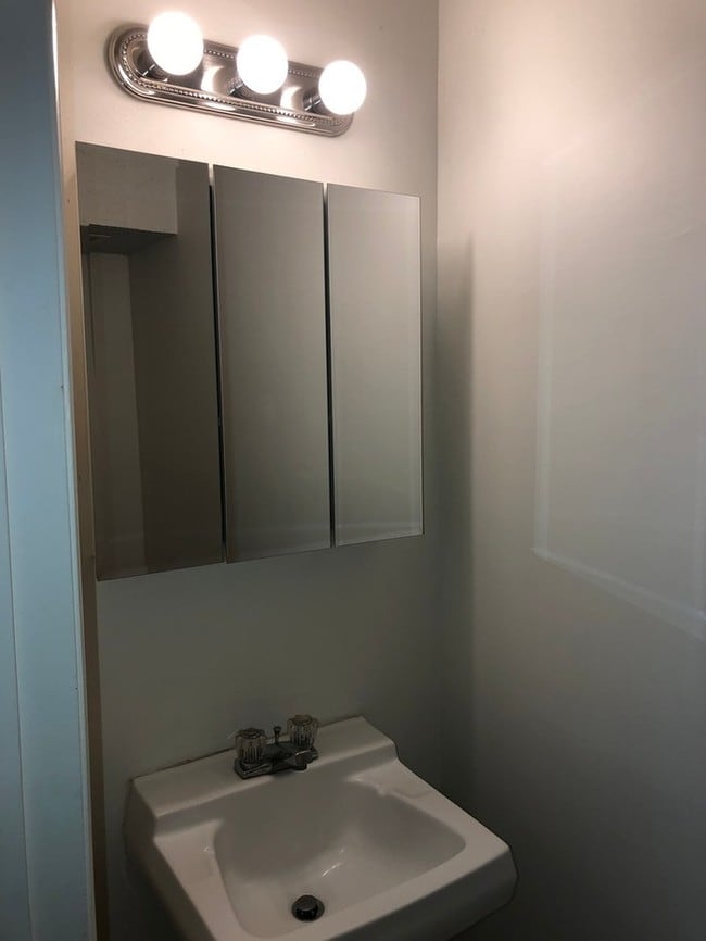 Building Photo - Updated 3 Bedroom - off Wards Ferry Road!