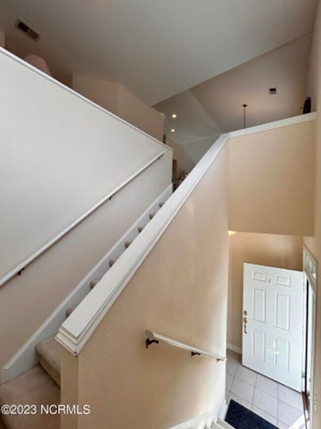 Building Photo - Furnished 3 Bedroom, 2 Bathroom in Sea Tra...