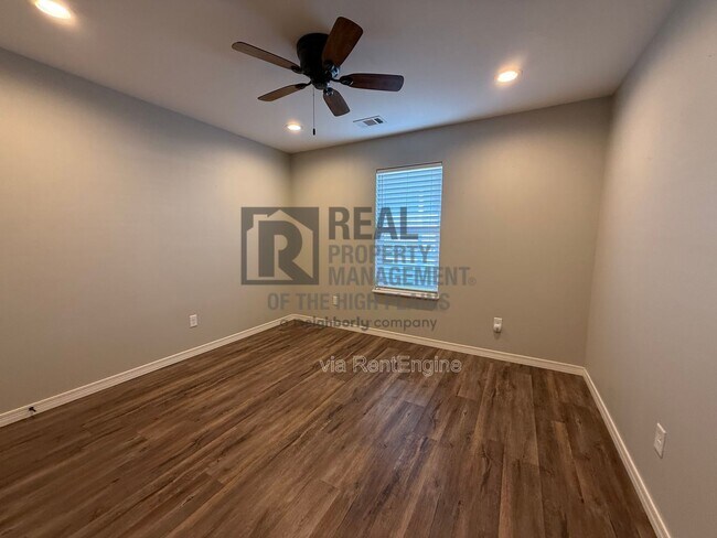 Foto del edificio - 13055 Raymond Rd