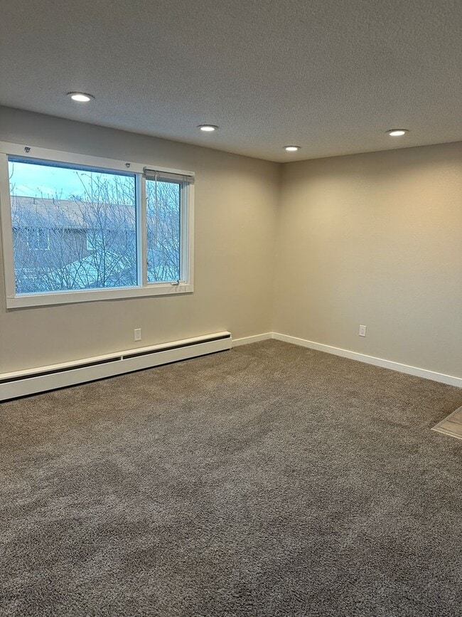 Building Photo - Heat Included! Heated Storage, 2 Bedroom/1...