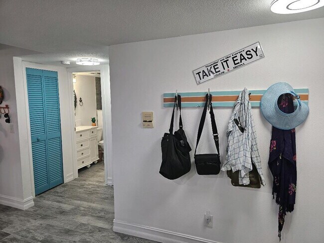 Foto del edificio - "Discover Coastal Comfort: Spacious 2-Bed,...