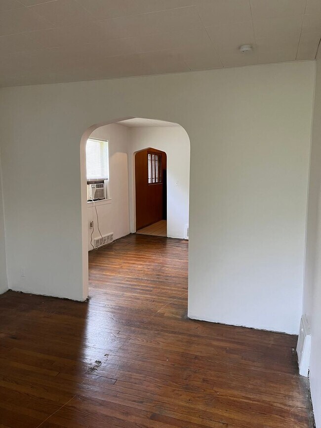Foto del edificio - 3 bedroom - 1 bath  $1095/month