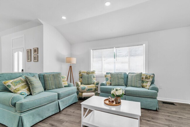Foto del edificio - Charming 3BD/2BTH Home with Private Backya...