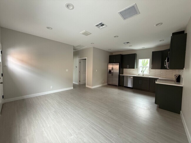 Building Photo - 323 S Kroeger St