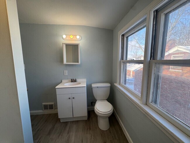 Building Photo - Charming 4 - Bedroom Property in Prime Location