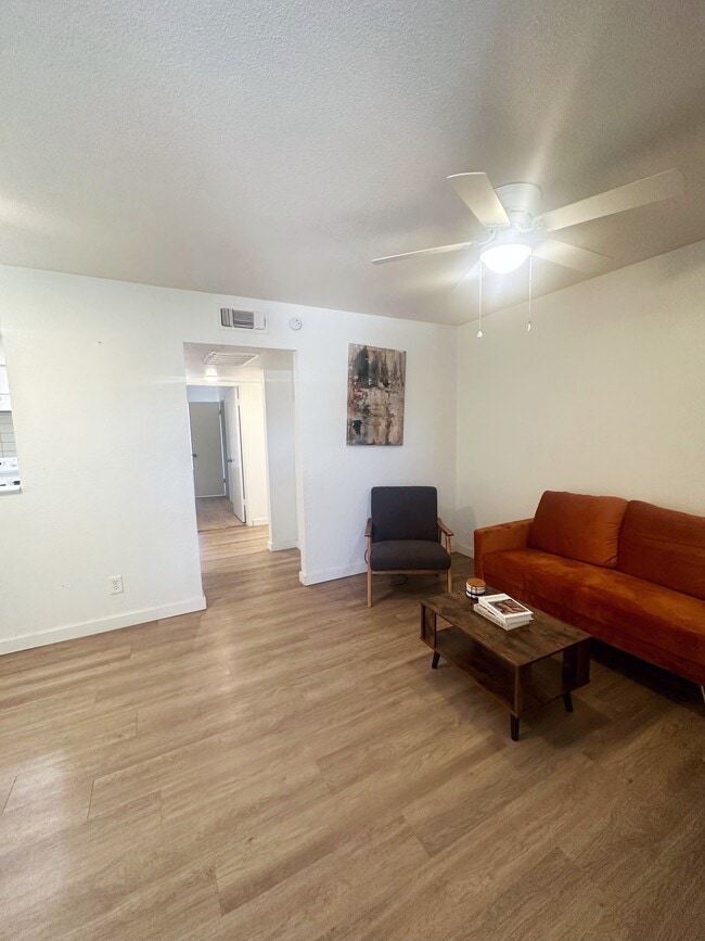 Sala de estar Vista desde la puerta principal Unidad de 1 dormitorio - DR 2101 16th Street (Nomad Apartments)