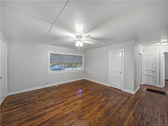 Foto del edificio - 208 E Graham St