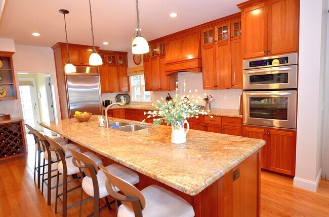 Building Photo - Charming Vacation Home, Furnished 4Bd/3.5Ba Home