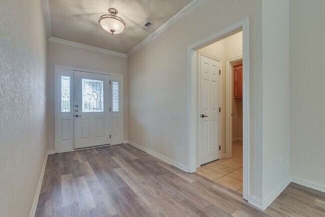 Building Photo - Sweet 3-2 near the water! What a find in c...