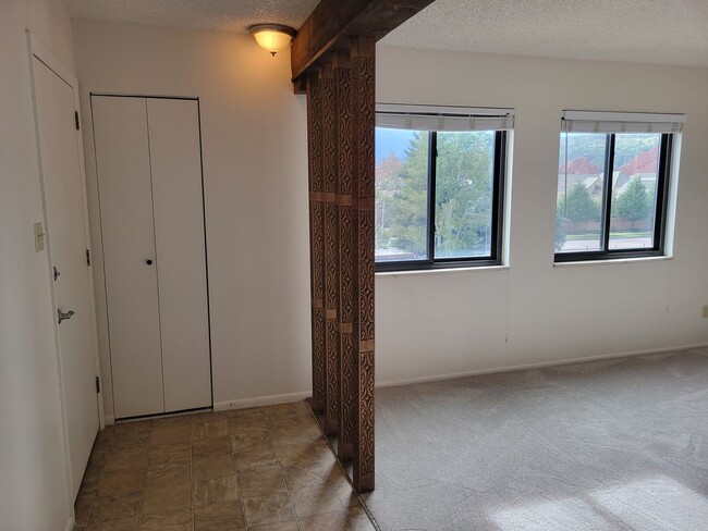 Building Photo - 2 Bed / 2 Bath Top Level Condo with A/C! -...