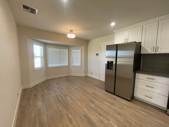 Building Photo - Modern and Move In Ready