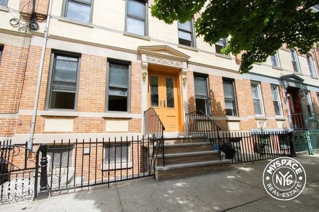 Building Photo - 1867 Madison St