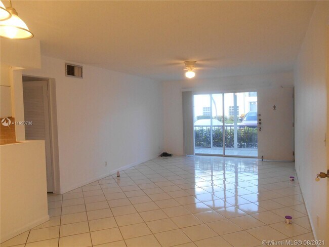 Foto del edificio - 6295 Bay Club Dr