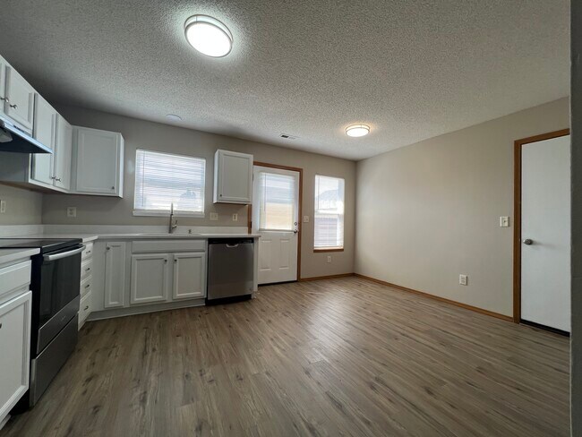 Kitchen/dining - 2407 E Conquest St