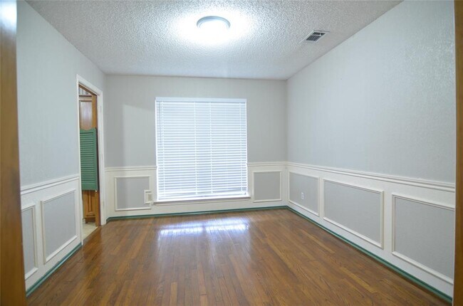 Building Photo - 1534 Raleigh Dr