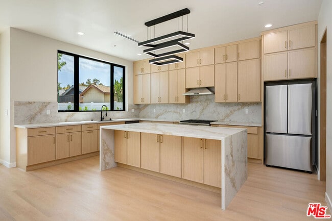 Foto del edificio - 17510 Miranda St