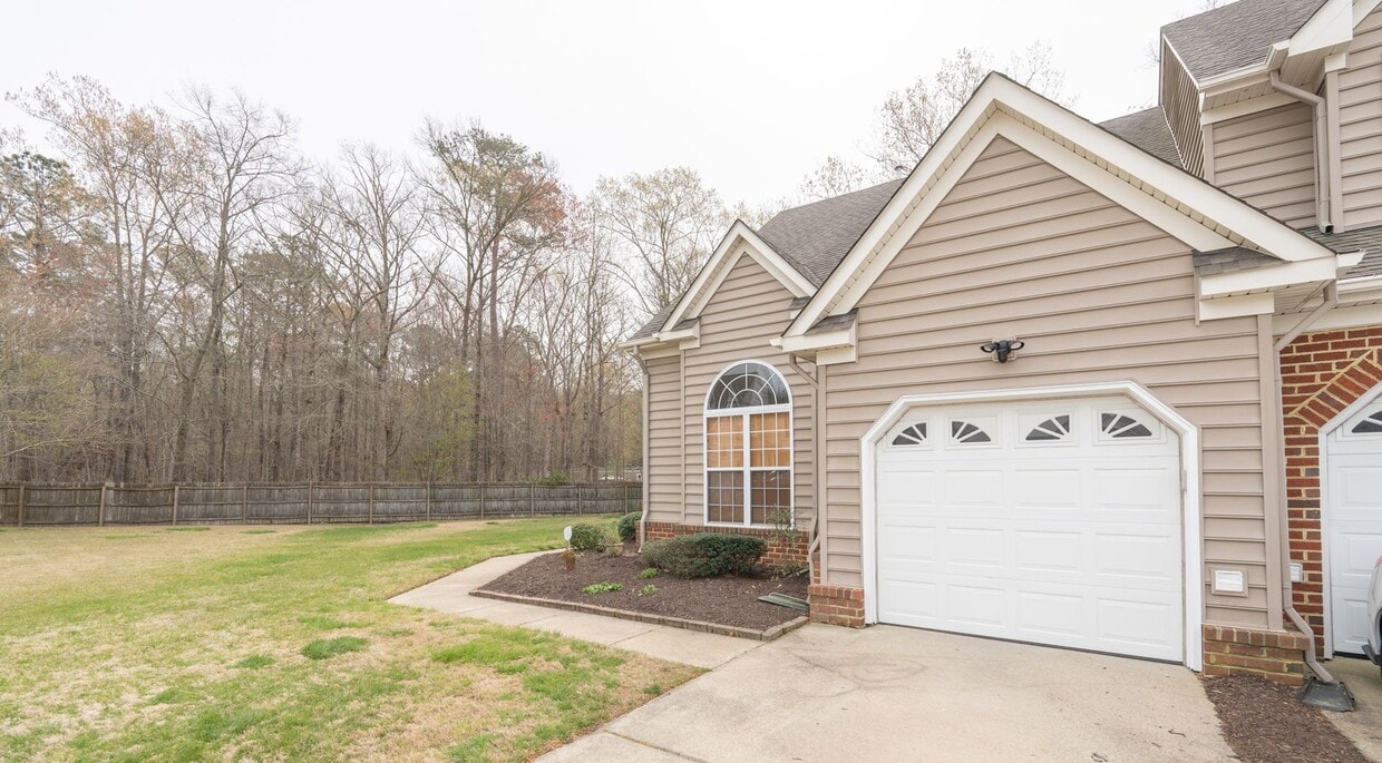 Primary Photo - MOVE IN READY Townhome in the Heart of Suf...