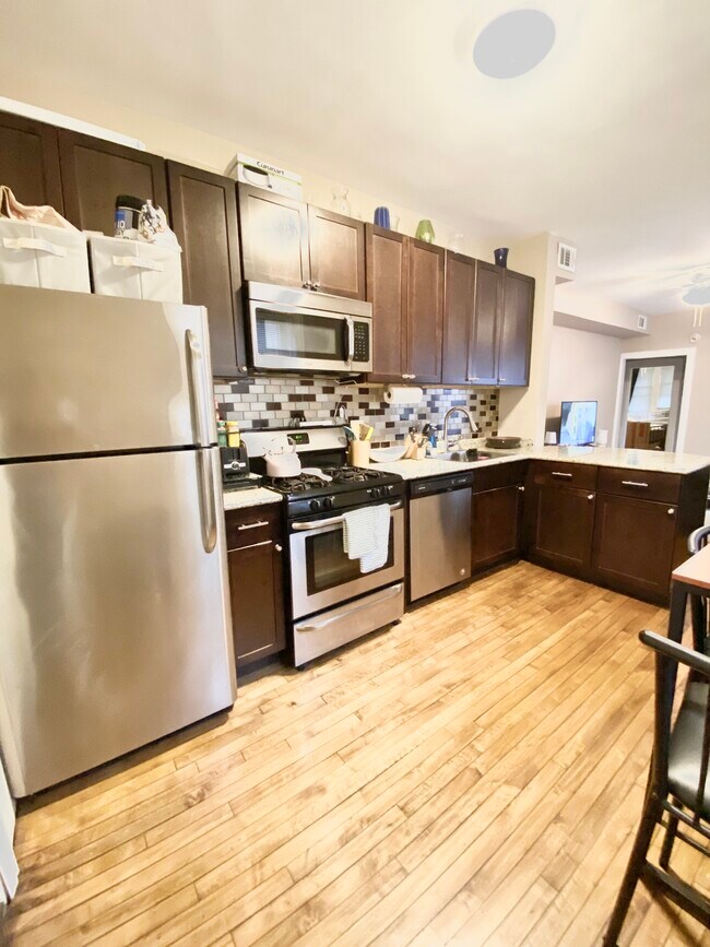 Foto del edificio - 1214 N Wolcott Ave