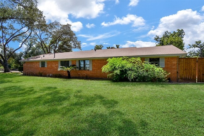 Building Photo - 1119 Edgewood Dr