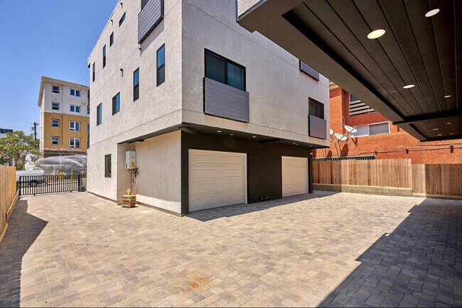 Building Photo - 246 N Dillon St
