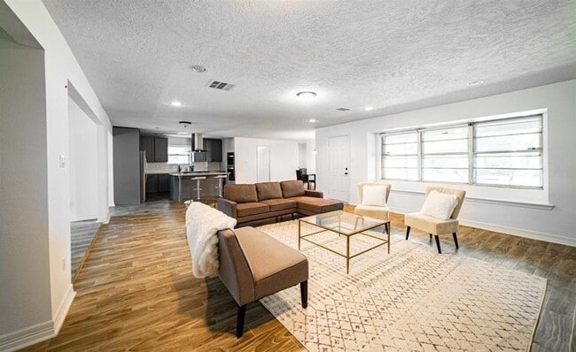 Foto del edificio - Newly Renovated 4-bedroom Home Inside the ...