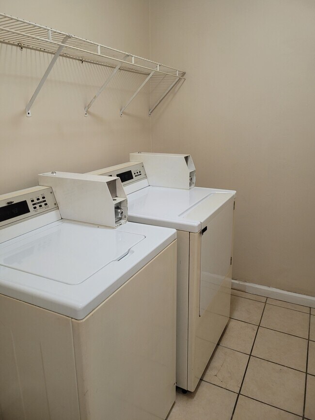 Foto del edificio - 321 E Mill St