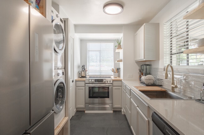 Building Photo - 2060 S Williams St