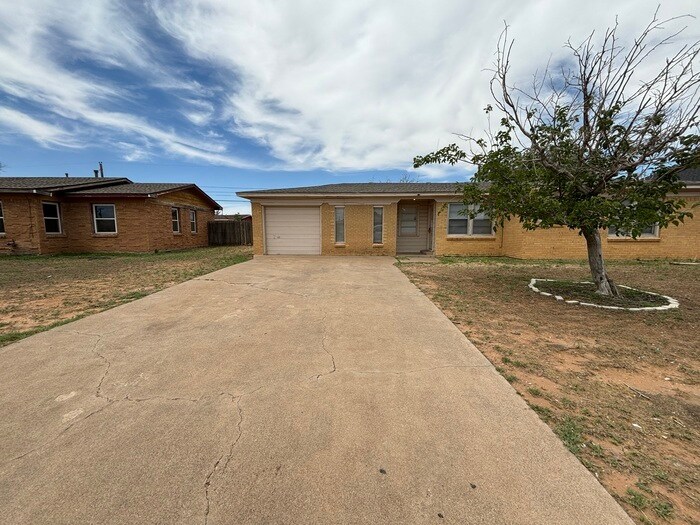Primary Photo - 3 bed 1.5 bath, move in ready!