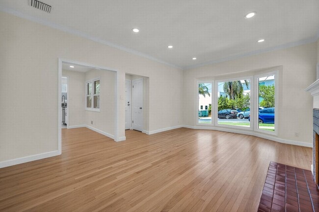 Building Photo - 2828 Avenel St