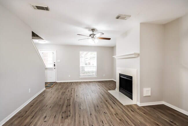 Foto del edificio - 6923 Echo Pines Dr